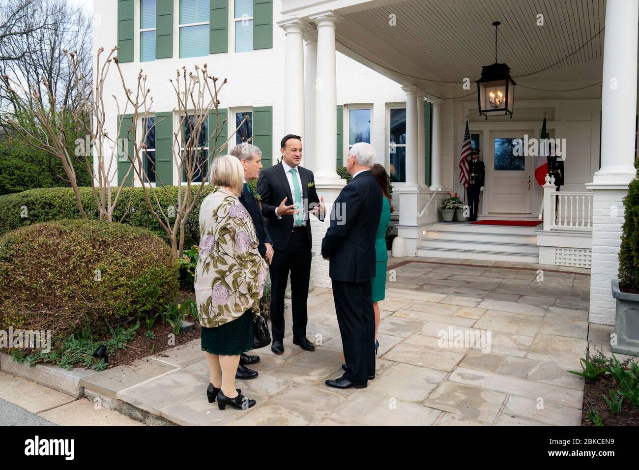 Il vicepresidente Mike Pence e la signora Karen Pence salutano il primo ministro irlandese Leo Varadkar alla residenza del vicepresidente a Washington, D.C., il 12 marzo 2020. Foto Stock
