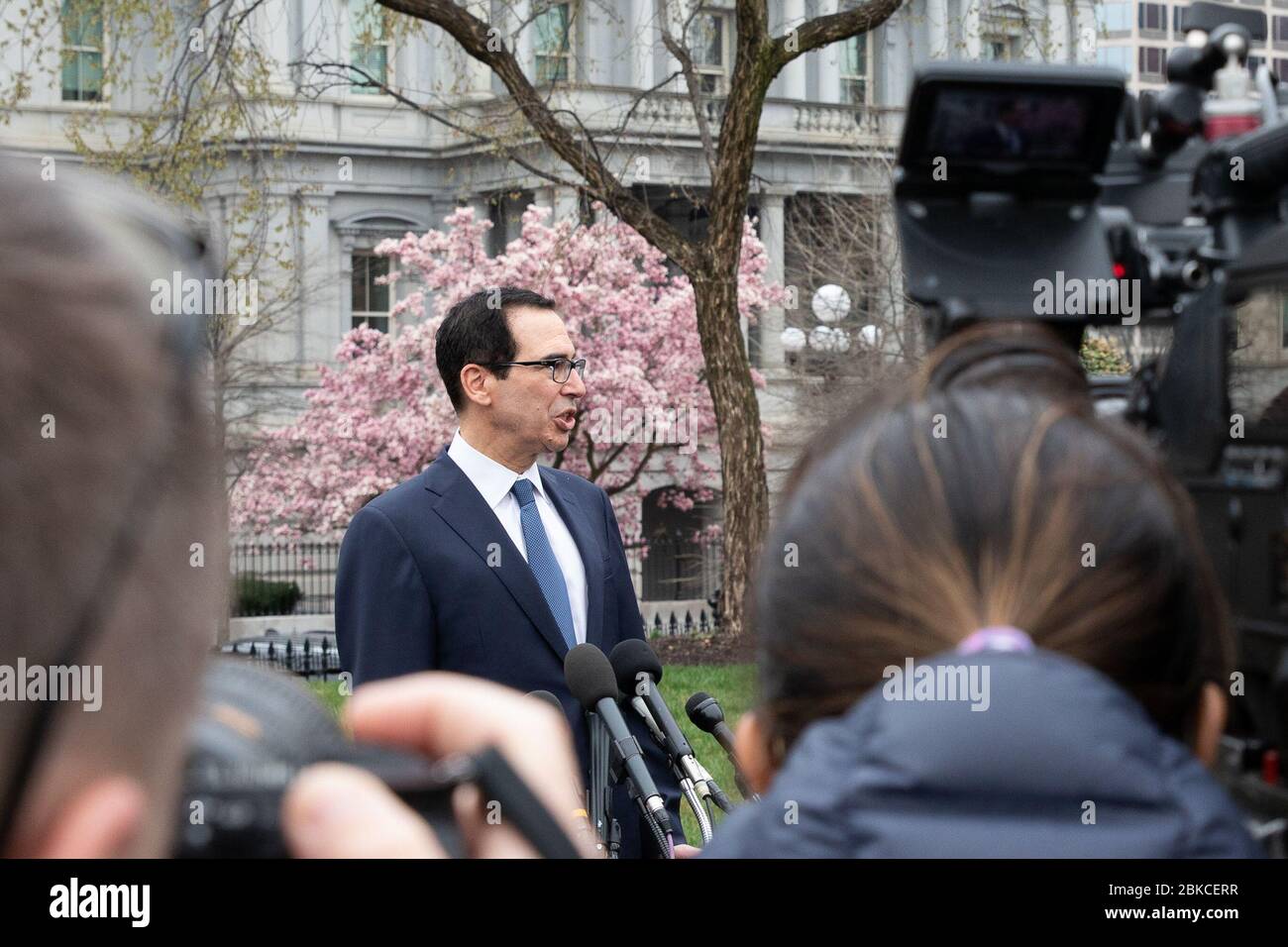 Il 13 marzo 2020, il Segretario al Tesoro Steven Mnuchin si è rivolto alla stampa al di fuori dell'ala Ovest della Casa Bianca, fornendo aggiornamenti sulle politiche economiche e sulle questioni finanziarie. Foto Stock
