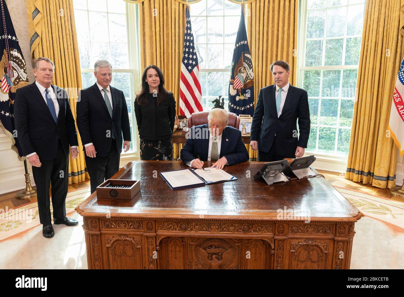 Il 12 marzo 2020, il presidente Donald Trump ha firmato H.R. 4998, il Secure and Trusted Communications Networks Act del 2019, presso l'Oval Office. L'ACT mira a rafforzare la sicurezza delle telecomunicazioni degli Stati Uniti affrontando le minacce straniere e migliorando la resilienza della rete. Foto Stock