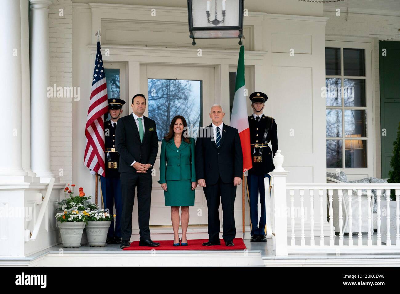 Il 12 marzo 2020, il vicepresidente Mike Pence e la signora Karen Pence hanno accolto il primo ministro irlandese Leo Varadkar nella residenza del vicepresidente a Washington per una visita ufficiale. Foto Stock