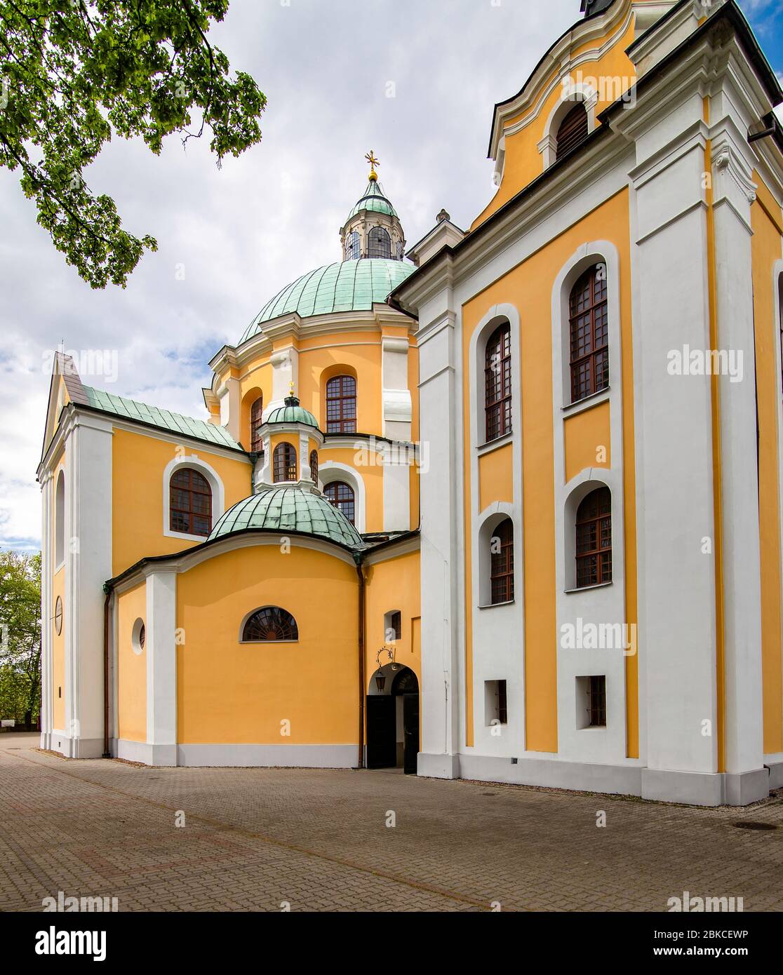Polacco architettura barocca. Chiesa - basilica in Trzemeszno, Polonia. Foto Stock