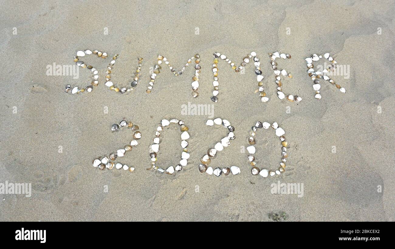 Estate 2020, con conchiglie scritte sulla spiaggia Foto Stock