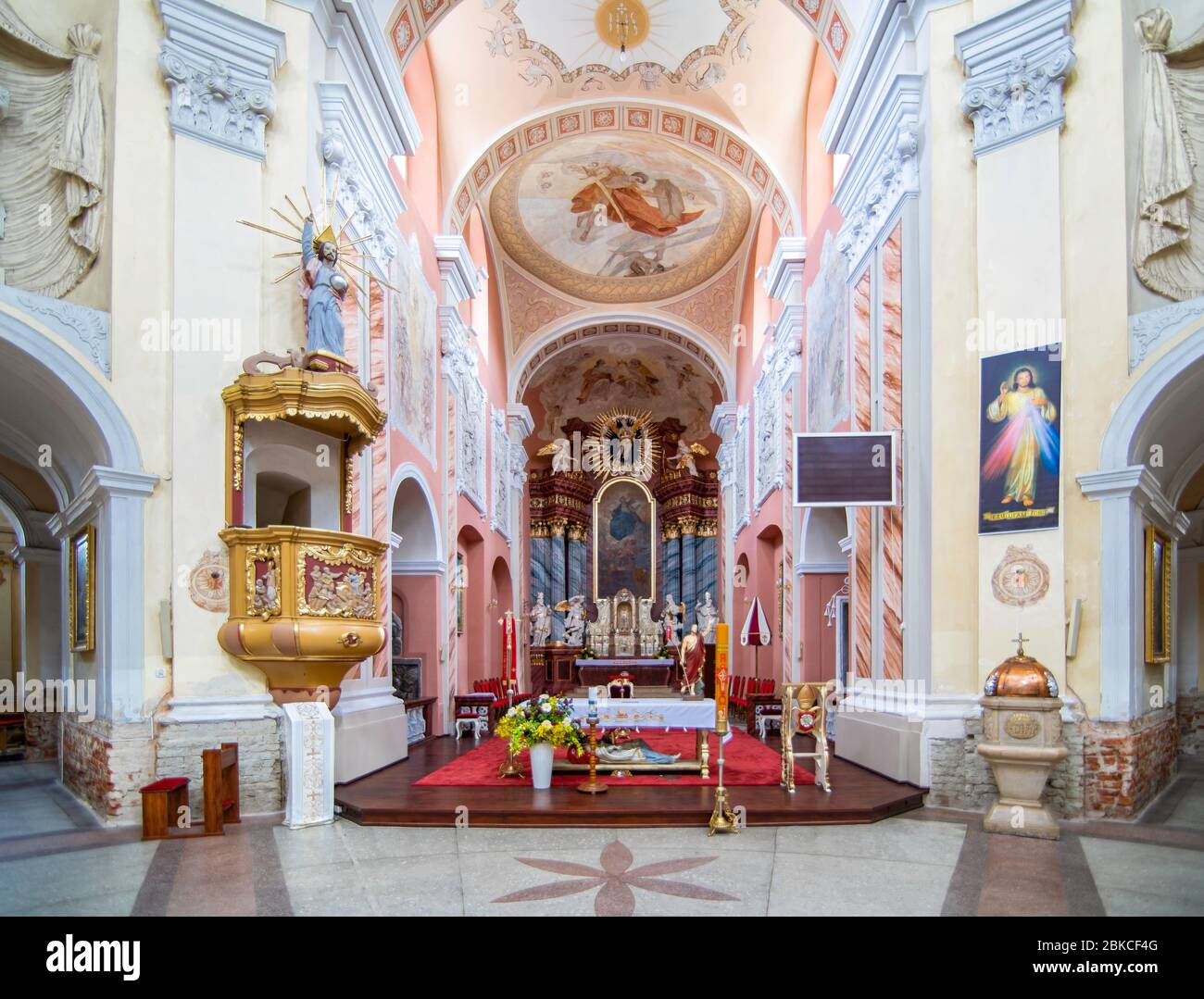 Polacco architettura barocca. Chiesa - basilica in Trzemeszno, Polonia. Foto Stock