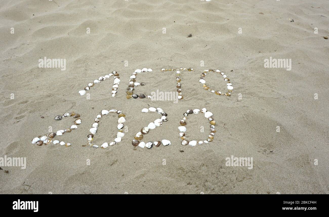 Estate 2020, parola russa con conchiglie scritte sulla spiaggia, scritta cirillica (Лето 2020 Foto Stock