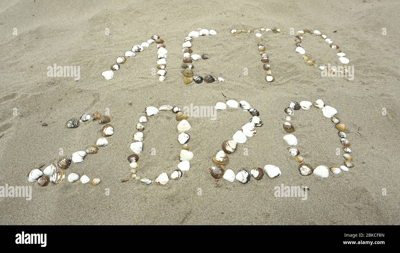 Estate 2020, parola russa con conchiglie scritte sulla spiaggia, scritta cirillica (Лето 2020 Foto Stock