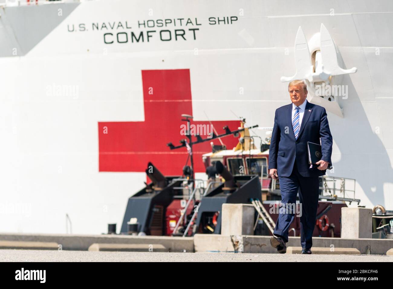 Il presidente Donald J. Trump arriva al molo 8 della Naval Air Station Norfolk, sabato 28 marzo 2020, prima delle sue osservazioni alla partenza della USNS Comfort, una nave ospedaliera della Marina statunitense di stanza a Norfolk, Virginia. Presidente Trump alla Naval Air Station Norfolk Foto Stock