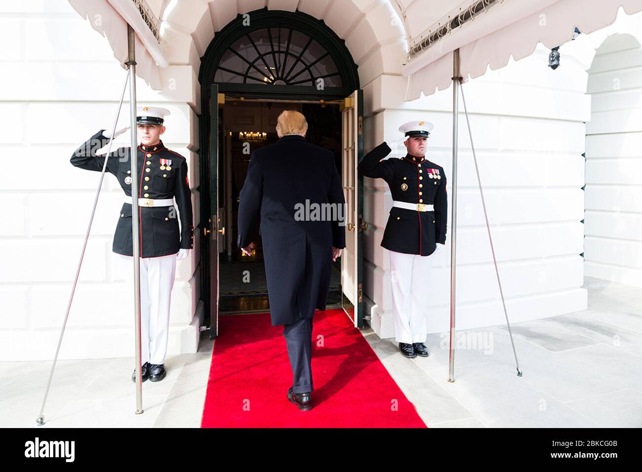 Il 17 marzo 2017, il presidente Donald Trump entrò nella sala di accoglienza diplomatica della Casa Bianca dopo aver salutato la cancelliera tedesca Angela Merkel, segnando un momento chiave nei suoi primi 100 giorni di mandato. Foto Stock