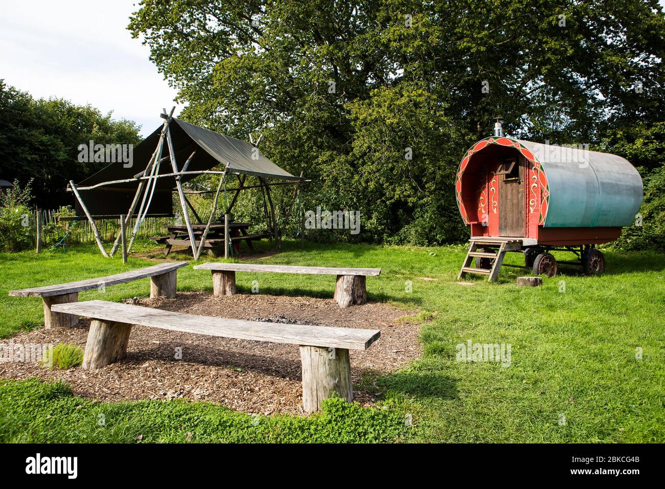 Una carovana gitana trasformata in un'elegante sistemazione a Wowo's, un campeggio familiare in Sussex Foto Stock
