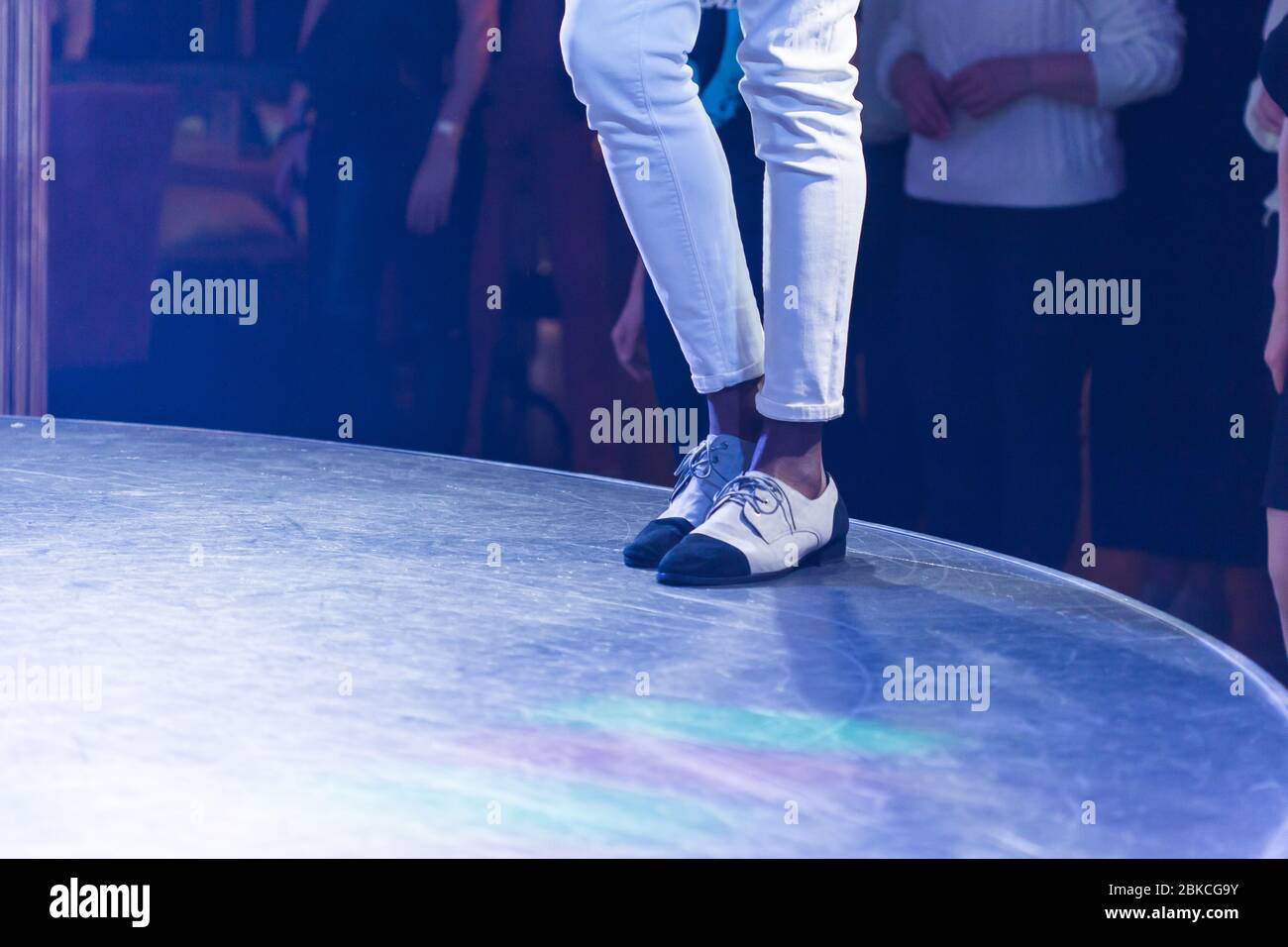 Scarpe da ballo piedi e gambe di sala da ballo maschile e latino salsa  ballerino insegnante di danza sul palco. Danza sociale, bachata solista e  concetto di kizomba Foto stock - Alamy