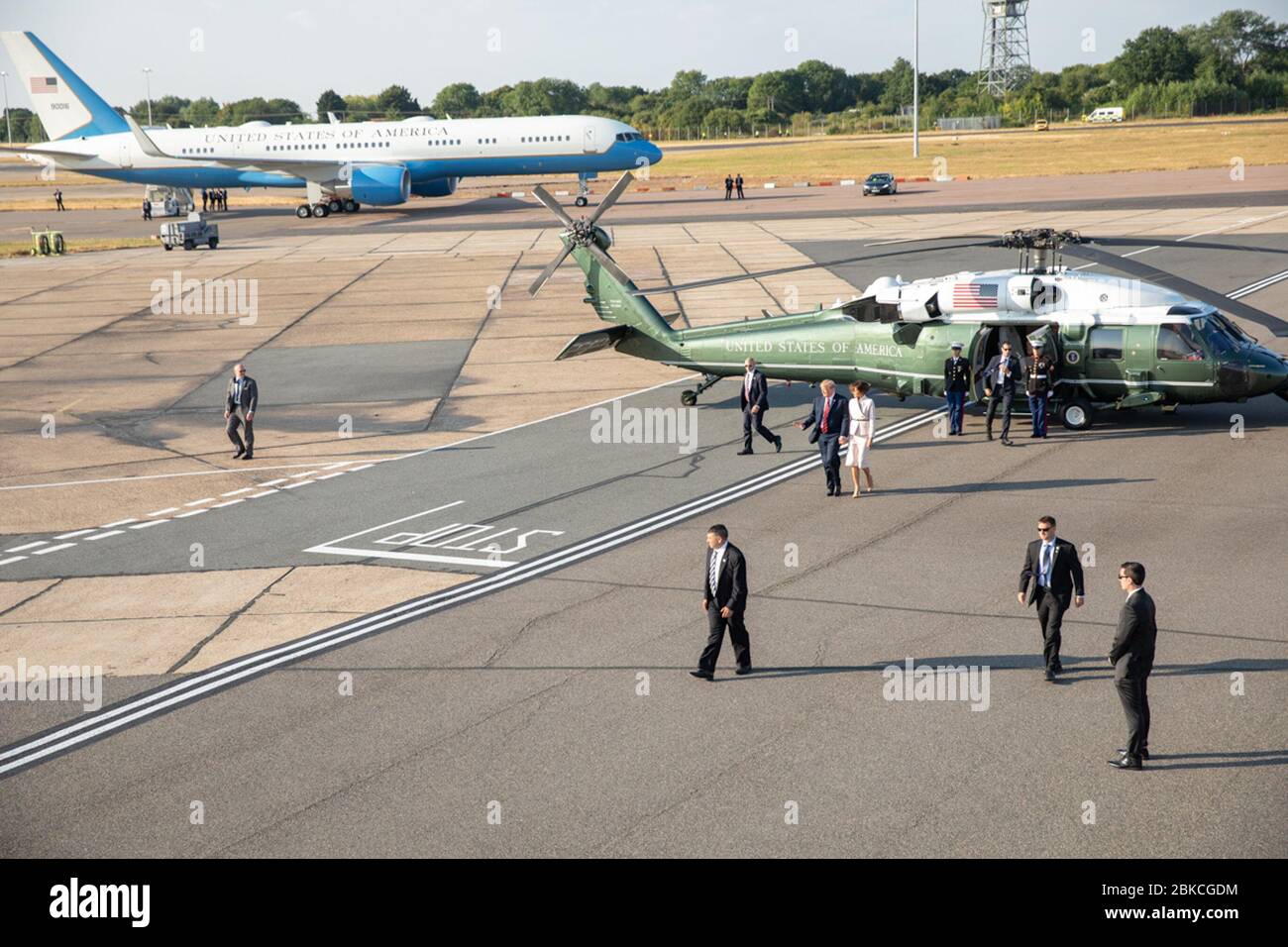 Il presidente Donald J. Trump e la First Lady Melania Trump partono da Londra il 13 luglio 2018, dopo un viaggio diplomatico in Europa. La coppia ha partecipato alle riunioni e ha partecipato a varie visite di stato durante il loro tour europeo. Foto Stock