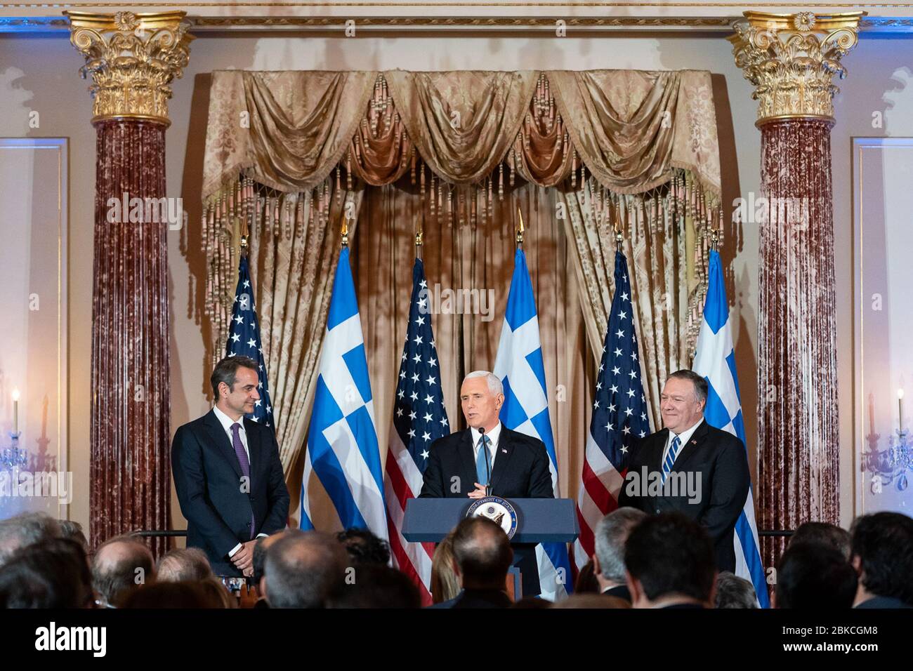 Il Vice Presidente Mike Pence e la Sig.ra Karen Pence partecipano ad un ricevimento in onore del primo Ministro greco Kyriakos Mitsotakis e della moglie Mareva Grabowski-Mitsotakis Mercoledì, 8 gennaio 2020 presso il Dipartimento di Stato degli Stati Uniti di Washington, Il Vice Presidente D.C. Pence e la Sig.ra Pence in un ricevimento in onore del primo Ministro della Repubblica ellenica Foto Stock