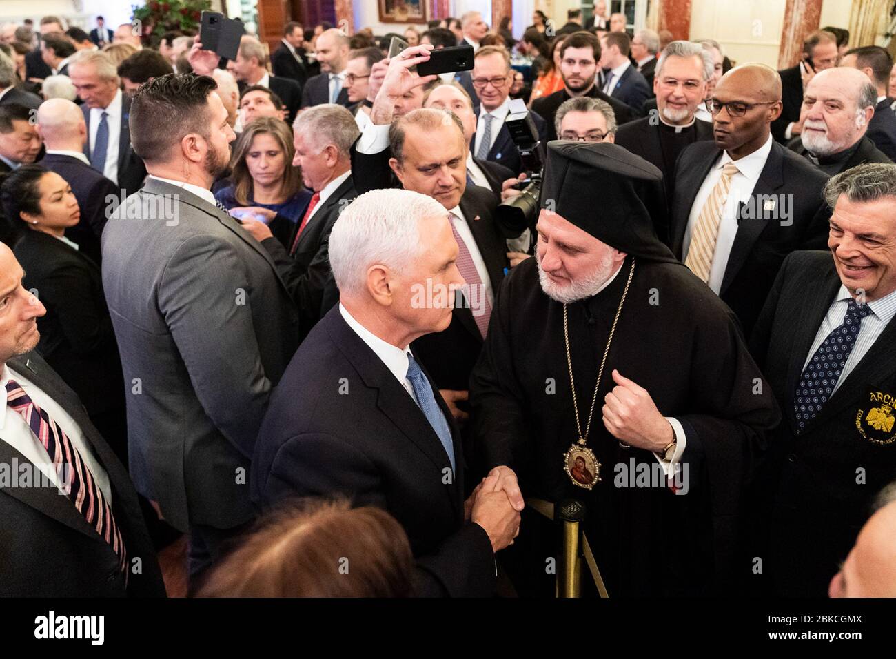 L'8 gennaio 2020, il vicepresidente Mike Pence e la signora Karen Pence hanno partecipato a un ricevimento presso il Dipartimento di Stato degli Stati Uniti a Washington, D.C., in onore del primo ministro greco Kyriakos Mitsotakis e di sua moglie, la signora Mareva Grabowski-Mitsotakis. Foto Stock