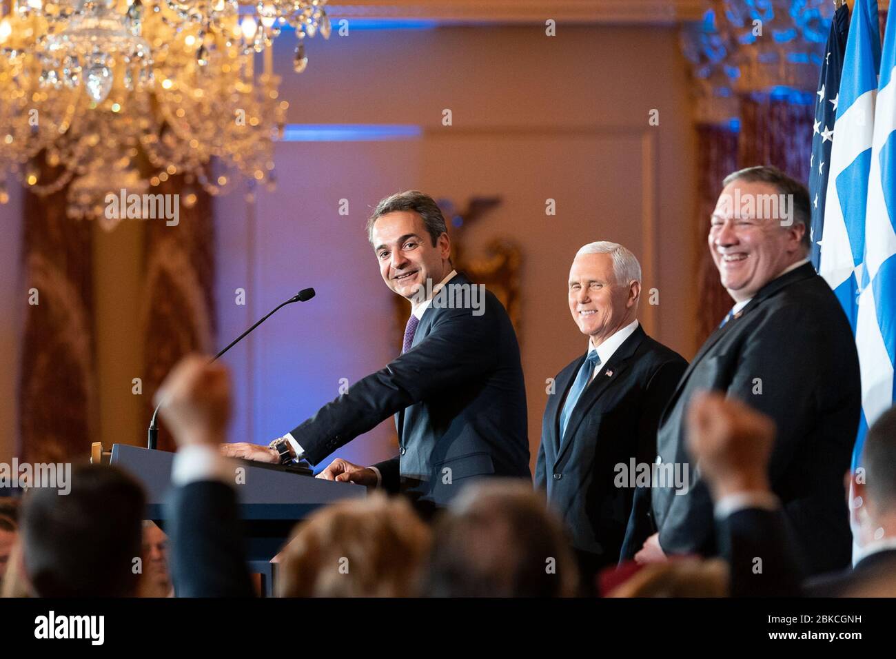 Il vicepresidente Mike Pence e la signora Karen Pence ospitano il primo ministro greco Kyriakos Mitsotakis e sua moglie Mareva Grabowski-Mitsotakis ad un ricevimento al Dipartimento di Stato degli Stati Uniti l'8 gennaio 2020. Foto Stock