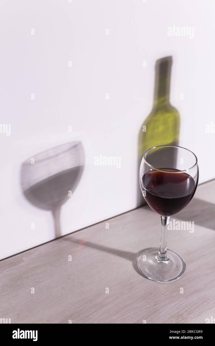 Ombra di bicchiere di vino in luce scuro Foto stock - Alamy