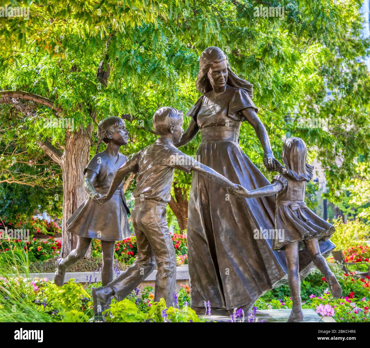 Donna con bambini scultura a Temple Square a Salt Lake City, Utah. Foto Stock