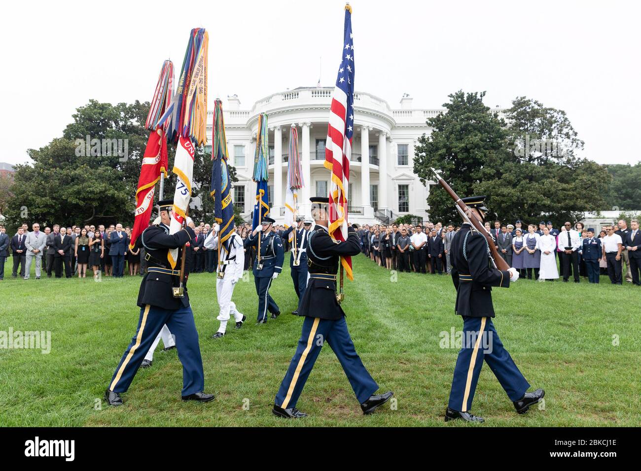 L'11 settembre 2018, il personale della Casa Bianca si riunì sul South Lawn per un momento di silenzio per ricordare e onorare coloro che persero nei tragici eventi dell'11 settembre 2001. Foto Stock L'11 settembre 2018, il personale della Casa Bianca si riunì sul South Lawn per un momento di silenzio per ricordare e onorare coloro che persero nei tragici eventi dell'11 settembre 2001. Foto Stock