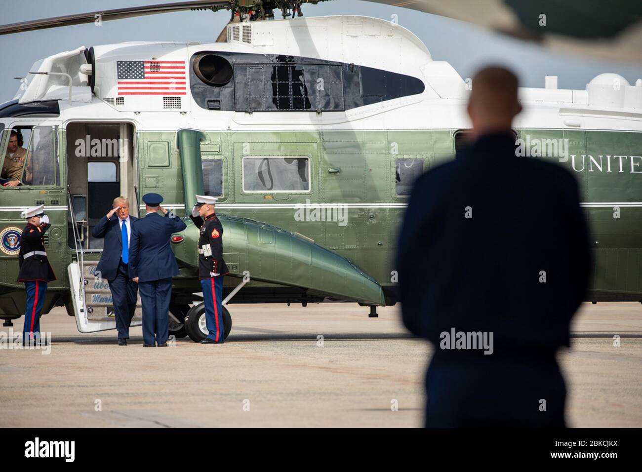 Il presidente Donald J. Trump saluta mentre disembarcia Marine One alla base congiunta Andrews, Md. Martedì, 2 ottobre 2018, ed è scortato all'aeronautica uno dalla U.S. Air Force col. Samuel Chesnut. Il presidente Donald J. Trump arriva alla base congiunta Andrews Air Force base Foto Stock