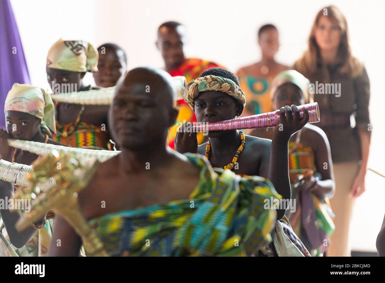 Il 3 ottobre 2018, la First Lady Melania Trump ha preso parte a una cerimonia culturale presso il Palazzo Emintsimadze a Cape Coast, Ghana, durante la sua visita nel paese come parte del suo tour in Africa. Foto Stock