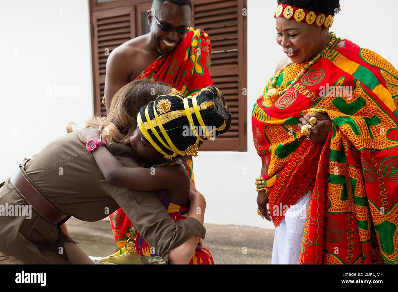 Il 3 ottobre 2018, la First Lady Melania Trump arriva al Palazzo Emintsimadze a Cape Coast, Ghana, dove viene accolta con fiori e si prepara a partecipare a una cerimonia culturale durante la sua visita in Africa. Foto Stock