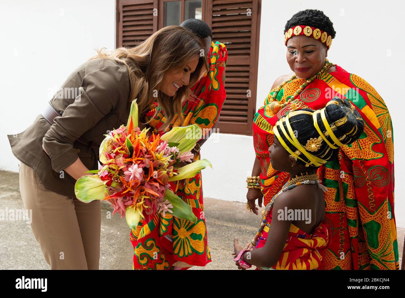 Il 3 ottobre 2018, la First Lady Melania Trump è arrivata al Palazzo Emintsimadze a Cape Coast, Ghana, dove è stata accolta con fiori da greeters. Ha partecipato a una cerimonia culturale durante la sua visita in Africa. Foto Stock