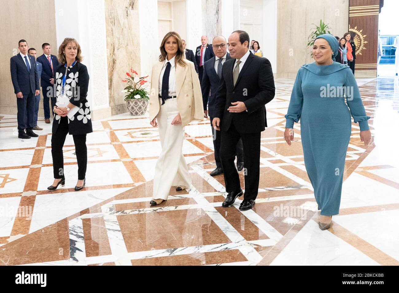 La First Lady Melania Trump incontra il presidente egiziano Abdel Fattah El-Sisi e sua moglie Entissar El-Sisi al Palazzo Ittihadiya al Cairo il 6 ottobre 2018, durante la sua visita in Africa, evidenziando le relazioni tra Stati Uniti e Egitto. Foto Stock