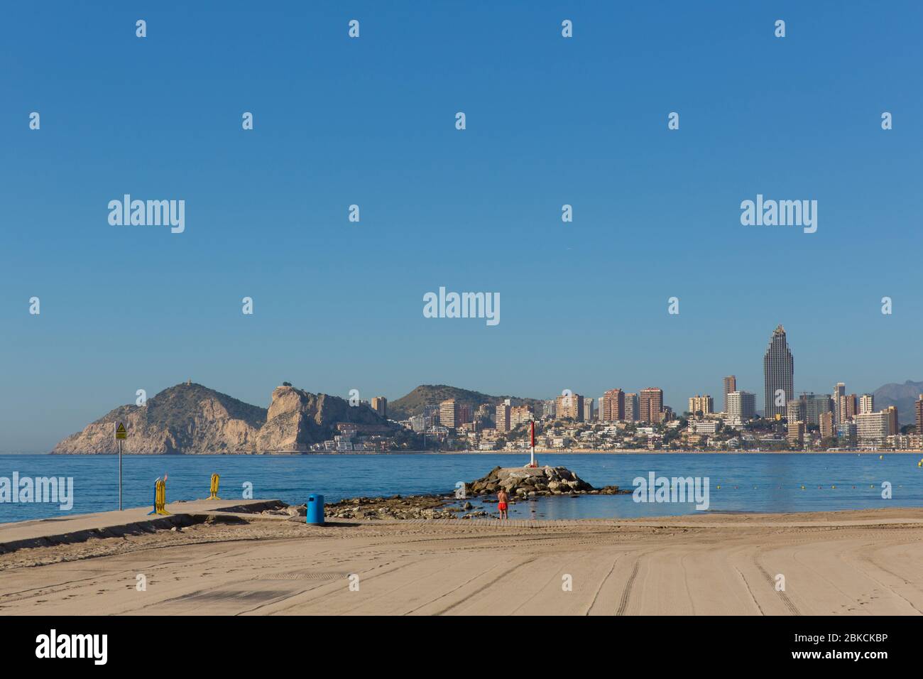 Spiaggia di Benidorm Spagna chiamata playa del mal pas con vista verso Poniente Foto Stock