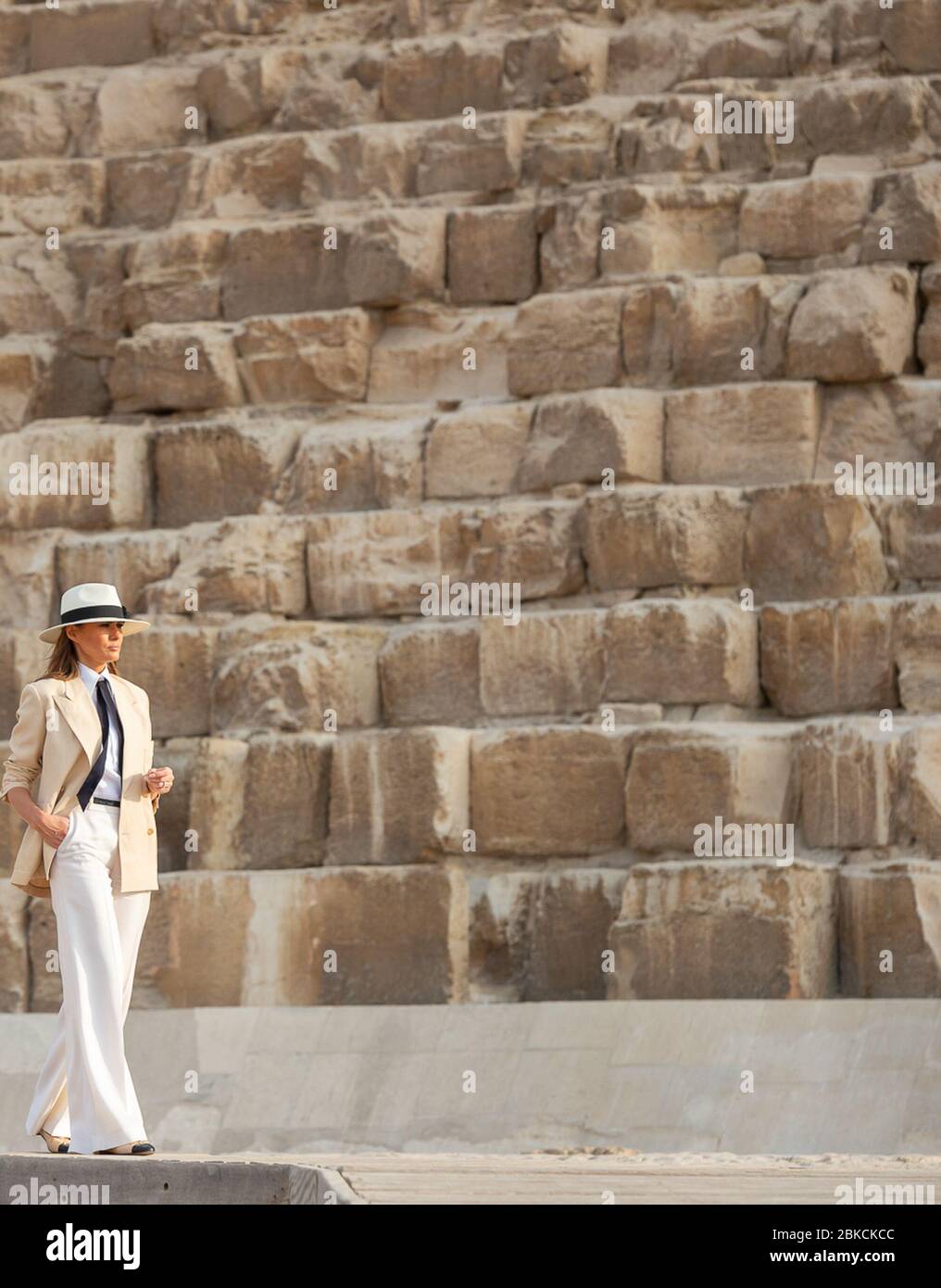 First Lady Melania Trump cammina lungo la base della Grande Piramide di Giza Sabato, 6 ottobre 2018, al Cairo. Visita di First Lady Melania Trump in Africa Foto Stock
