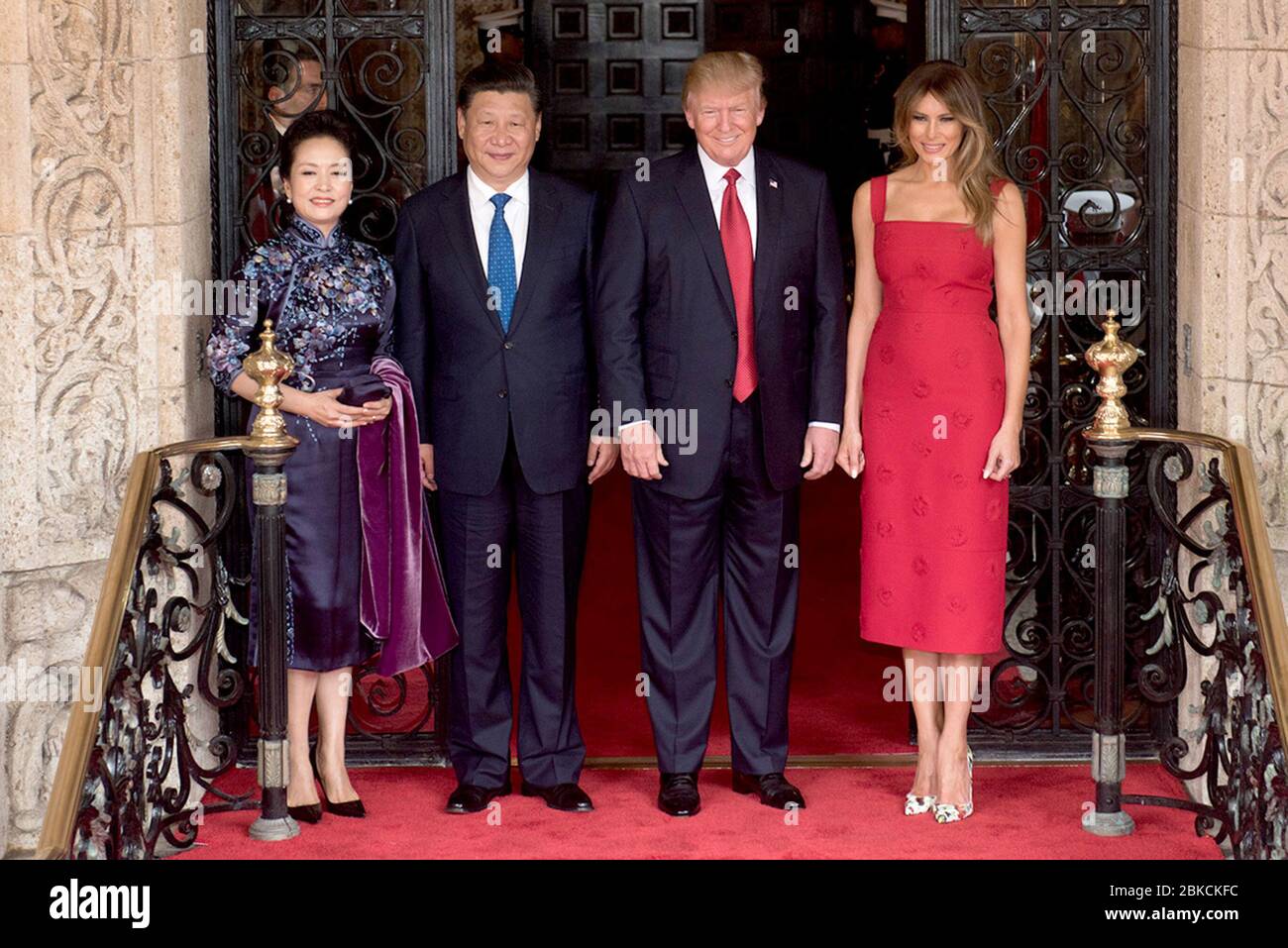 Il Presidente Donald Trump e la prima Signora Melania Trump posano per una foto con il Presidente cinese Xi Jingping e sua moglie, la signora Peng Liyuan, giovedì 6 aprile 2017, all'ingresso di Mar-a-Lago a Palm Beach, FL (Foto bianca ufficiale di D. Myles Cullen) visite leader stranieri Foto Stock