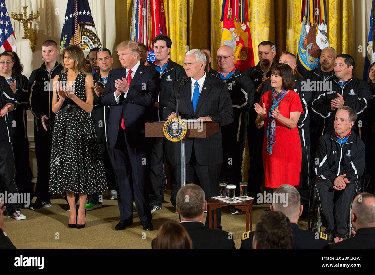 Il Vice Presidente Mike Pence ha espresso le sue osservazioni alla cerimonia del progetto Waved Warrior Ride, giovedì 6 aprile 2017, nella stanza Est della Casa Bianca. Il Vice Presidente Pence è Unito dal Presidente Donald Trump, dalla First Lady Melania Trump e dalla Sig.ra Karen Pence. I primi 100 giorni del Presidente Trump: 68 Foto Stock