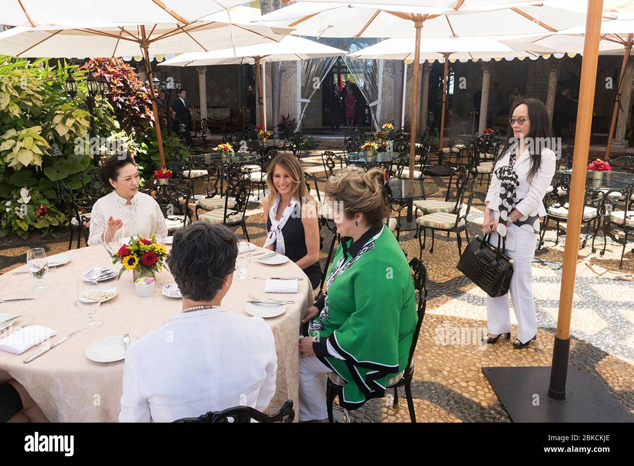 Prima Signora Melania Trump e la signora Peng Liyuan, moglie del presidente cinese Xi Jinping, gustare rinfreschi sul patio a Mar-a-Lago a Palm Beach, Florida, Venerdì 7 aprile 2017. I primi 100 giorni del Presidente Trump: 71 Foto Stock