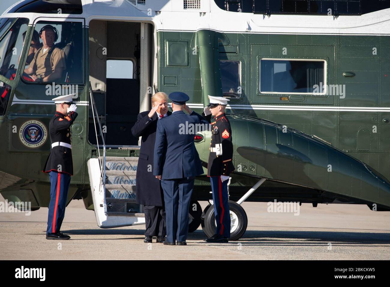 Il presidente Donald J. Trump saluta mentre disimbarca Marine One alla base congiunta Andrews, Md. Giovedi, 18 ottobre 2018, ed è scortato all'aeronautica uno dalla forza aerea americana col. Samuel Chesnut. Il presidente Trump arriva alla Joint base Andrews Foto Stock
