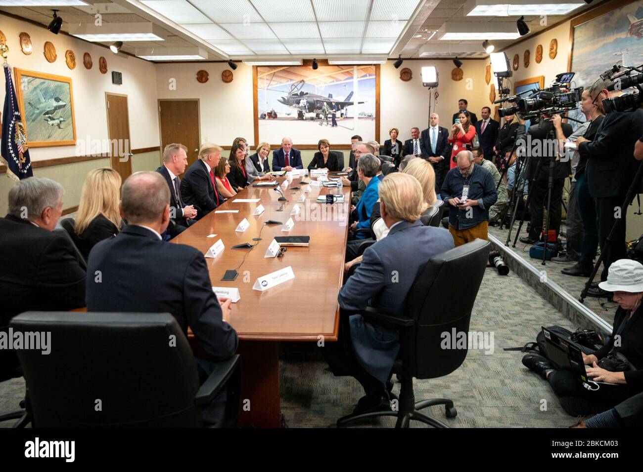 Il Presidente Donald J. Trump partecipa a una tavola rotonda per la difesa venerdì 19 ottobre 2018, presso la Luke Air Force base, Ariz. Il Presidente Donald J. Trump presso il Brigadier Generale dell’Air Force Todd Canterbury Foto Stock