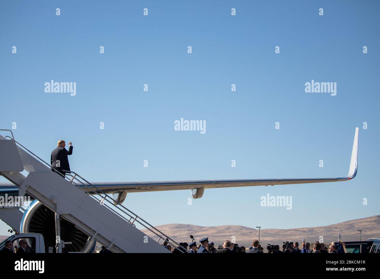 Il 20 ottobre 2018, il presidente Donald J. Trump ha dato una pompa a pugno quando si è imbarcato sull'Air Force One all'Elko Regional Airport in Nevada, in rotta verso la Joint base Andrews, Maryland, per un ritorno a Washington, D.C. Foto Stock