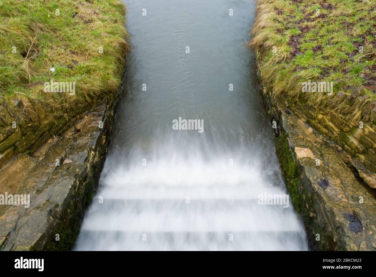 Acqua corrente acqua corrente Fontana gradini Green Space Lydiard Estate Swindon Borough Parchi Consiglio Lydiard Park, Swindon SN5 Foto Stock
