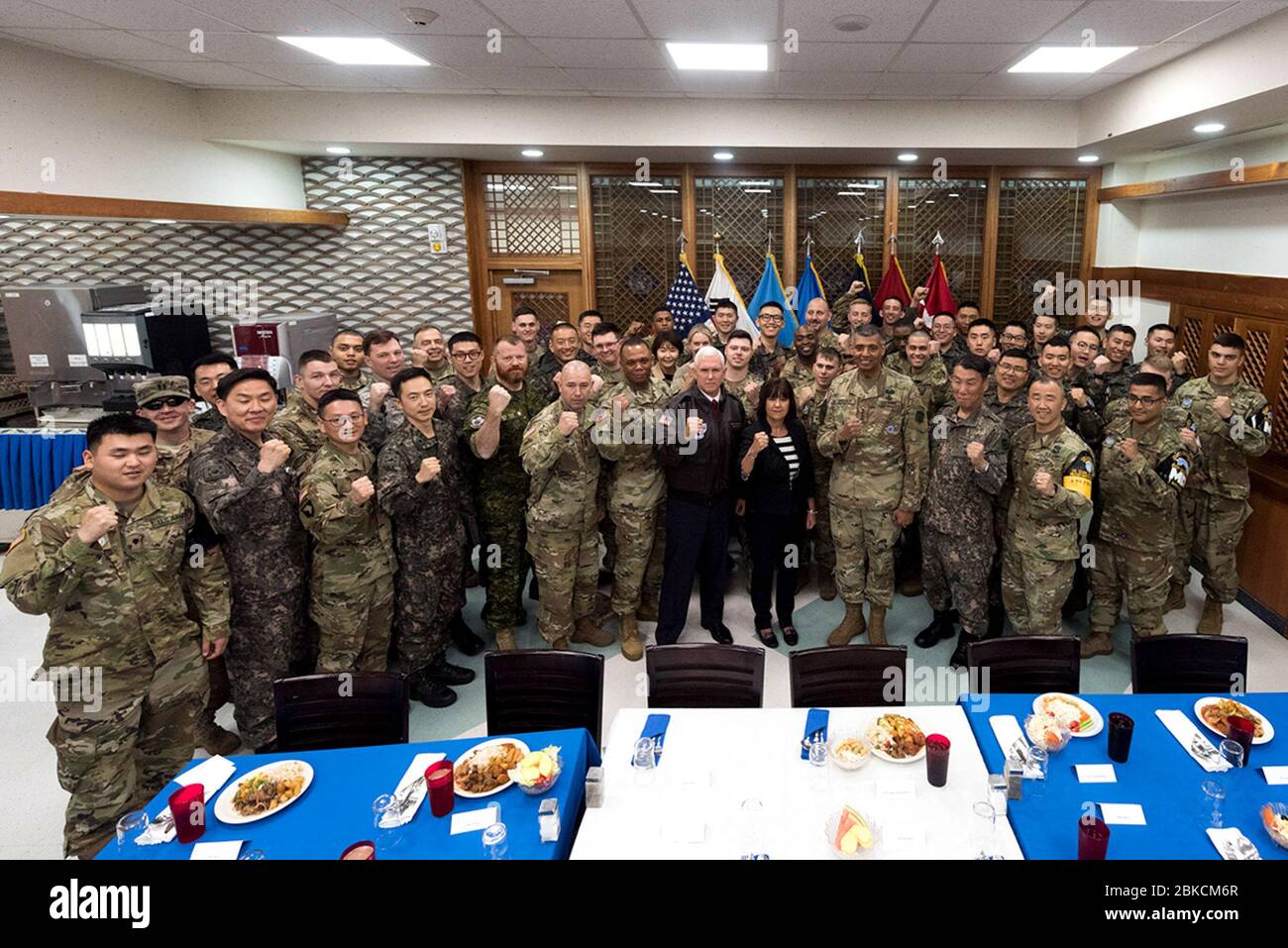 Il Vice Presidente Mike Pence e la Sig.ra Karen Pence posano per una foto con i soldati statunitensi e della Repubblica di Corea nella Sala Mess nella zona demilitarizzata coreana (DMZ), lunedì 17 aprile 2017. I primi 100 giorni del Presidente Trump: 81 Foto Stock