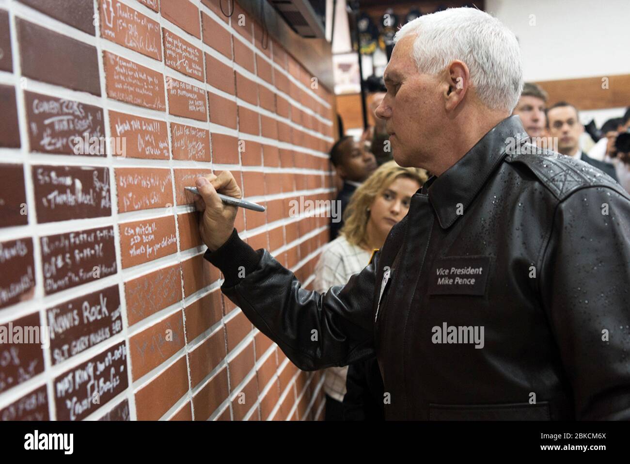 Il Vice Presidente Mike Pence firma il muro di mattoni "VIP" nella zona demilitarizzata coreana (DMZ), lunedì 17 aprile 2017. I primi 100 giorni del Presidente Trump: 80 Foto Stock