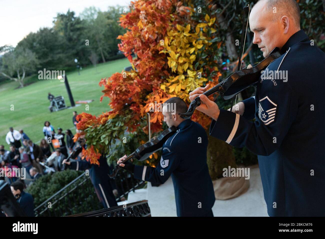 I membri della banda di corde dell'aviazione militare statunitense si esibiscono al White House 2018 Halloween Event Domenica 28 ottobre 2018, dal balcone South Portico della Casa Bianca. Halloween alla Casa Bianca Foto Stock