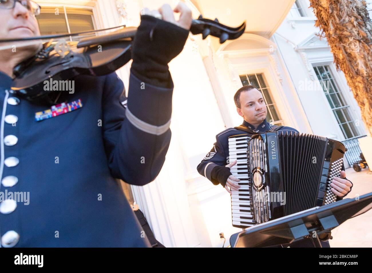 I membri della banda di corde dell'aviazione militare statunitense si esibiscono al White House 2018 Halloween Event Domenica 28 ottobre 2018, dal balcone South Portico della Casa Bianca. Halloween alla Casa Bianca Foto Stock