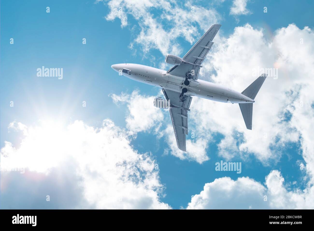 Aereo che sorvola nuvole bianche Foto Stock