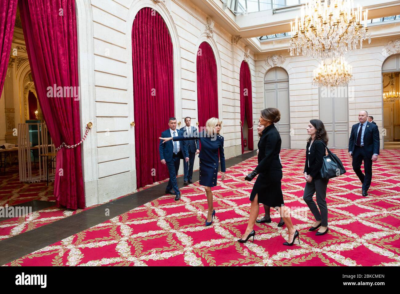 La First Lady Melania Trump visitò il Palazzo dell'Élysée a Parigi il 10 novembre 2018, accompagnata da Brigitte Macron, moglie del presidente francese Emmanuel Macron. La visita evidenzia i forti legami diplomatici tra Stati Uniti e Francia. Foto Stock