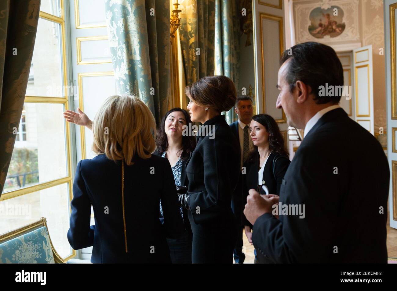 Il 10 novembre 2018, la First Lady Melania Trump visitò l'Elysee Palace di Parigi, accompagnata da Brigitte Macron, moglie del presidente francese Emmanuel Macron, durante una visita diplomatica in Francia. Foto Stock