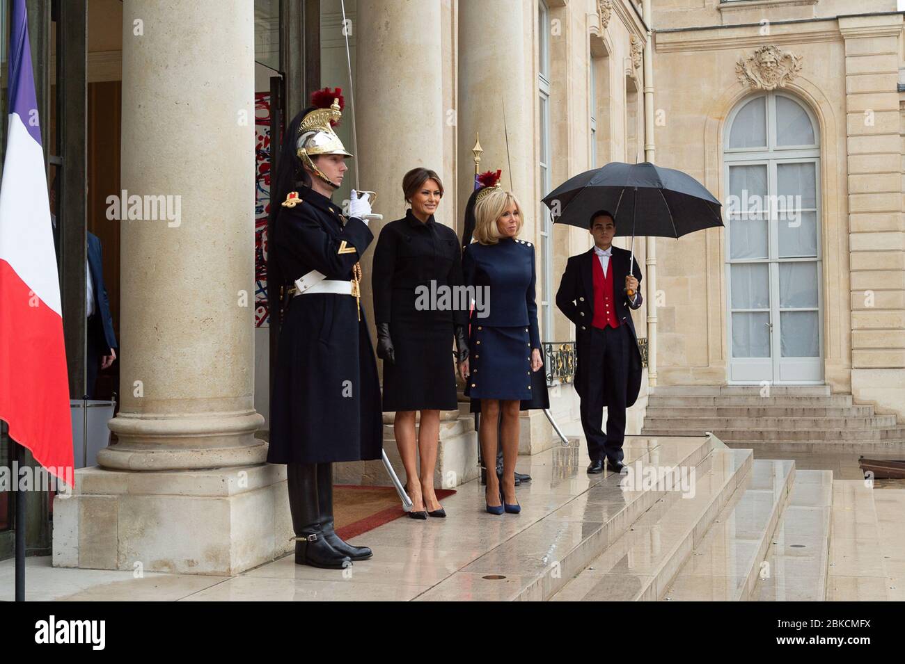 Il 10 novembre 2018, la First Lady Melania Trump e Brigitte Macron, moglie del presidente francese Emmanuel Macron, posero per delle foto all'Elysee Palace di Parigi durante la visita ufficiale della signora Trump in Francia. Foto Stock