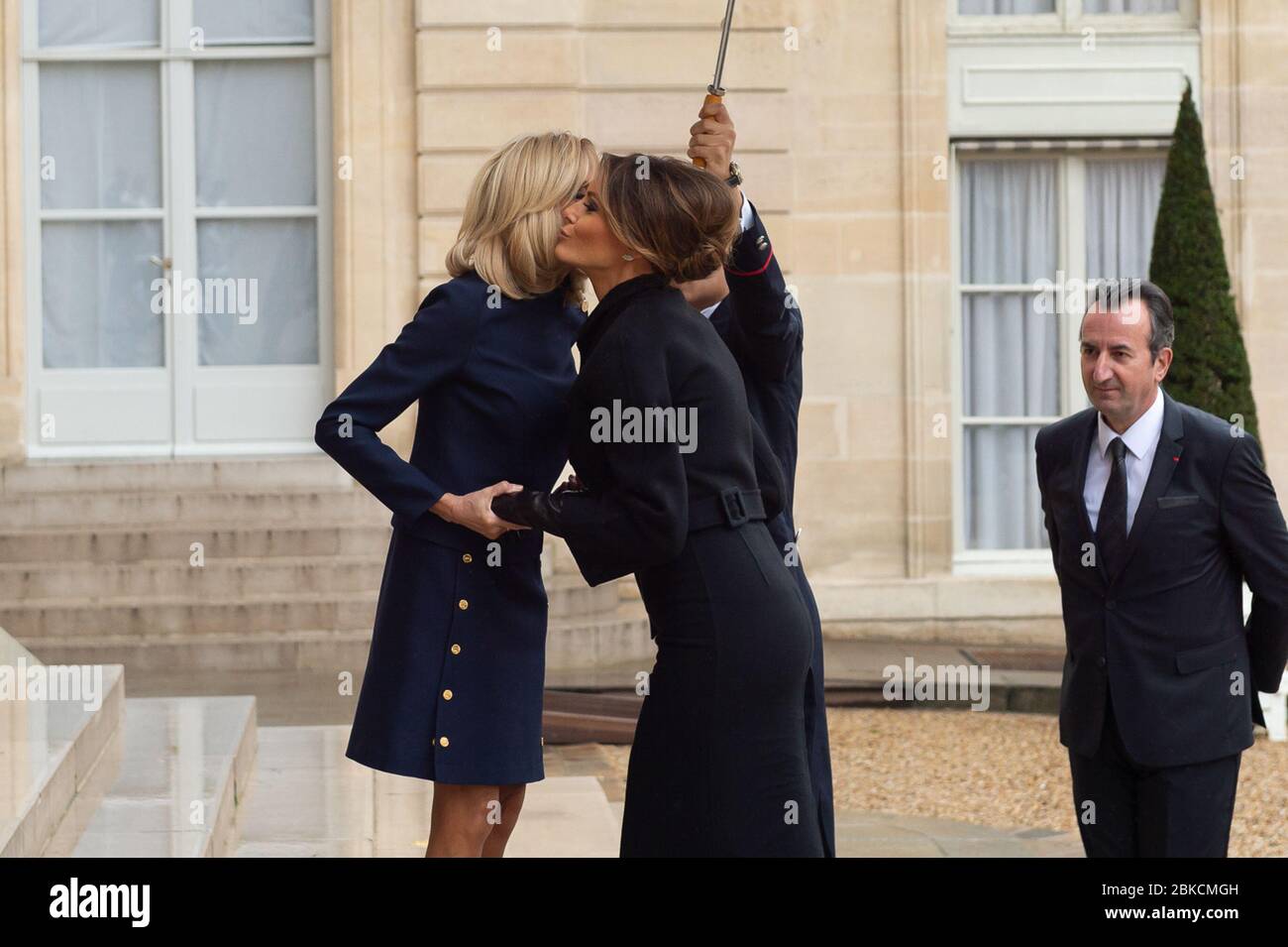 Il 10 novembre 2018, la First Lady Melania Trump arrivò all'Elysee Palace di Parigi, dove fu accolta dalla signora Brigitte Macron, moglie del presidente francese Emmanuel Macron. La visita faceva parte di un viaggio diplomatico incentrato sul rafforzamento delle relazioni tra Stati Uniti e Francia. Foto Stock