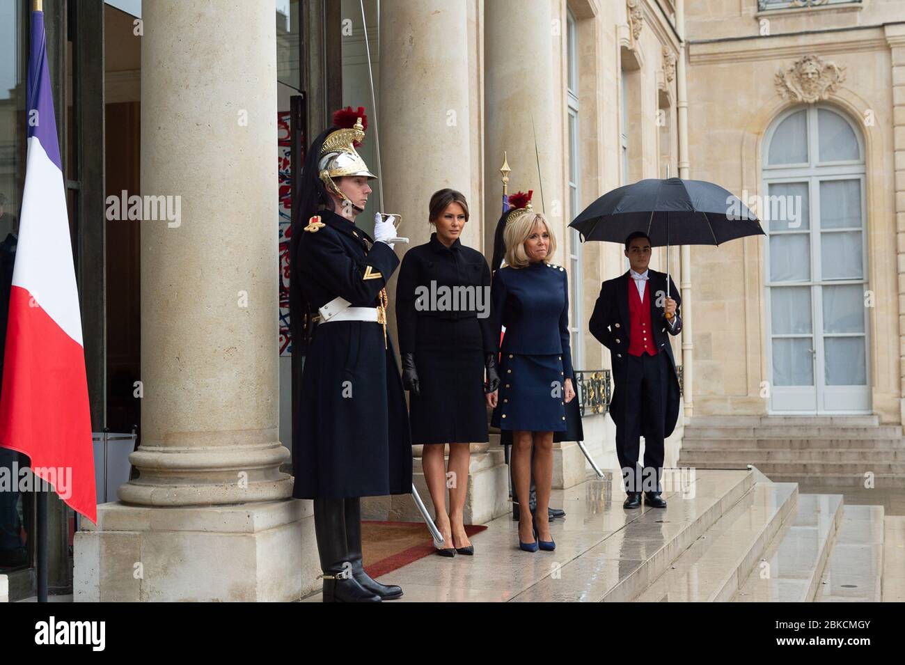 Il 10 novembre 2018, la First Lady Melania Trump e Brigitte Macron, moglie del presidente francese Emmanuel Macron, posero per le foto al Palazzo dell'Élysée di Parigi. Questa visita faceva parte di un impegno diplomatico tra gli Stati Uniti e la Francia. Foto Stock