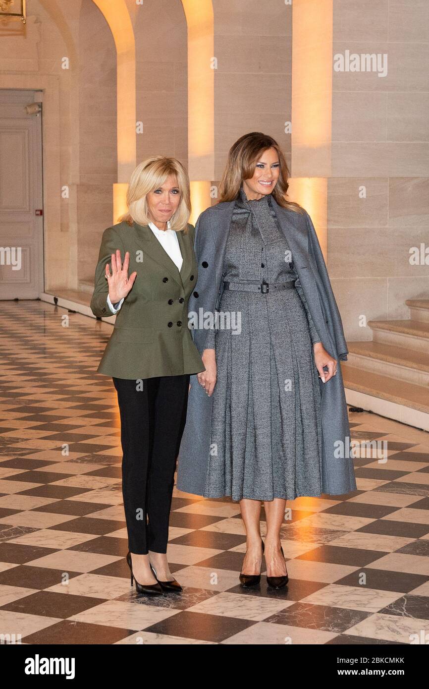 L'11 novembre 2018, la First Lady Melania Trump e la signora Brigitte Macron, moglie del presidente francese Emmanuel Macron, posero per delle foto al Palazzo di Versailles in Francia durante una visita ufficiale. Foto Stock