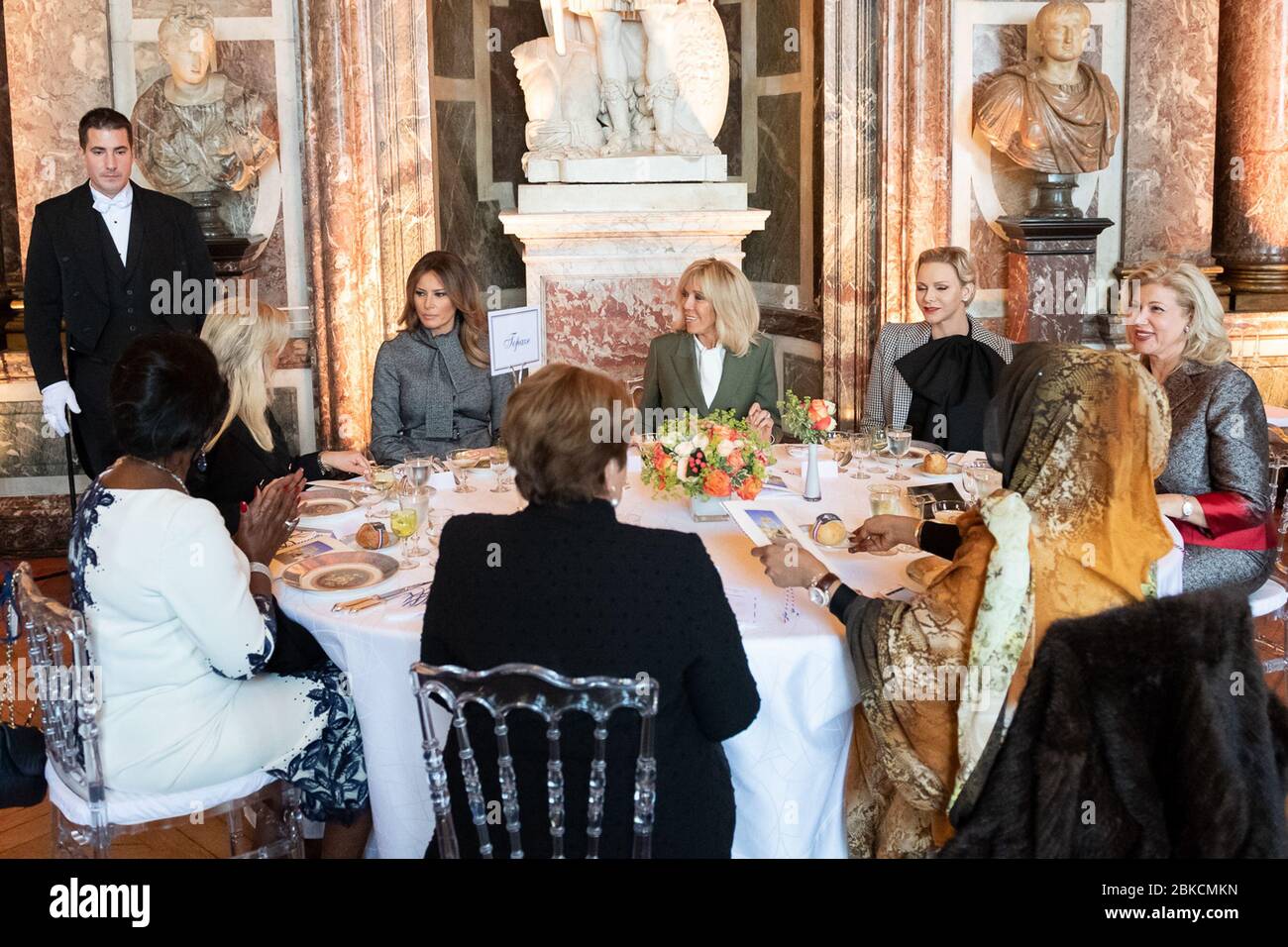 L'11 novembre 2018, la First Lady Melania Trump ha partecipato ad un pranzo condotto da Brigitte Macron, moglie del presidente francese Emmanuel Macron, al Salon de Venus nella Reggia di Versailles. L'evento ha segnato parte della sua visita ufficiale in Francia. Foto Stock