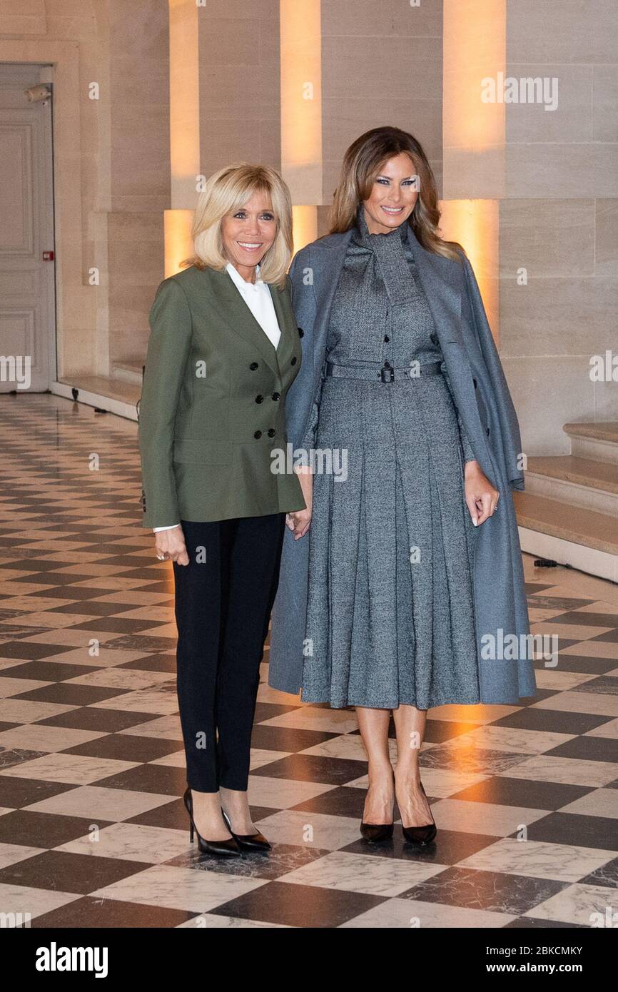 L'11 novembre 2018, la First Lady Melania Trump e Brigitte Macron, moglie del presidente francese Emmanuel Macron, posero per delle foto durante una visita alla Reggia di Versailles a Versailles, in Francia, durante un viaggio diplomatico. Foto Stock