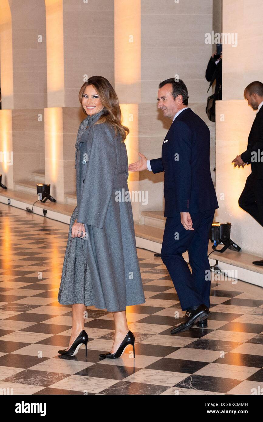 L'11 novembre 2018, la First Lady Melania Trump arrivò alla Reggia di Versailles in Francia per un pranzo coniugale durante una visita di stato, come parte delle relazioni diplomatiche con il governo francese. Foto Stock