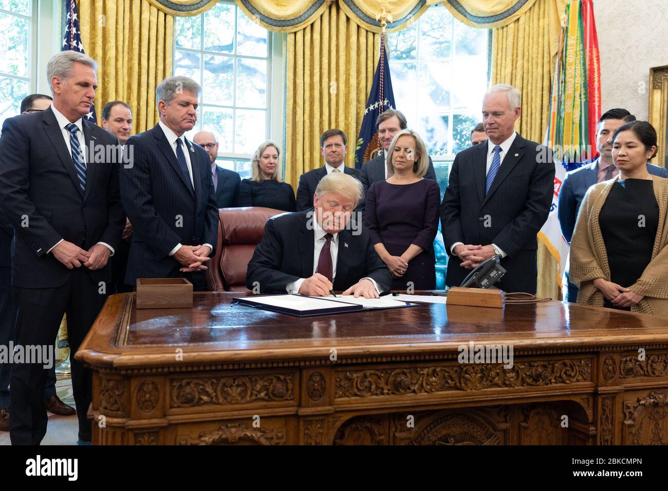 Il 16 novembre 2018, il presidente Donald J. Trump ha firmato il Cybersecurity and Infrastructure Security Agency Act presso l'Oval Office, istituendo formalmente l'agenzia per migliorare la cybersicurezza nazionale e la protezione delle infrastrutture critiche. Foto Stock