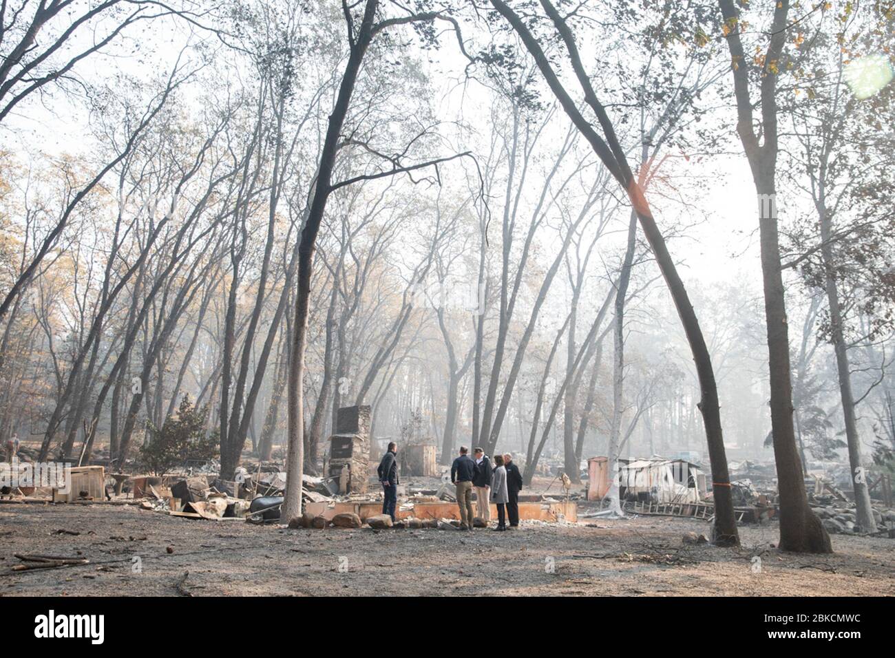 Il presidente Donald J. Trump si unisce al governatore della California Jerry Brown, Governatore eletto Gavin Newcom, Amministratore FEMA Brock Long e Paradise, California, Sindaco Jody Jones, mentre egli ha intervistato i danni al fuoco della Skyway Villa Mobile Home and RV Park sabato 17 novembre 2018, in Paradise, California, Che è stato devastato dal fuoco del campo. Il presidente Donald J. Trump si sposta in California Foto Stock